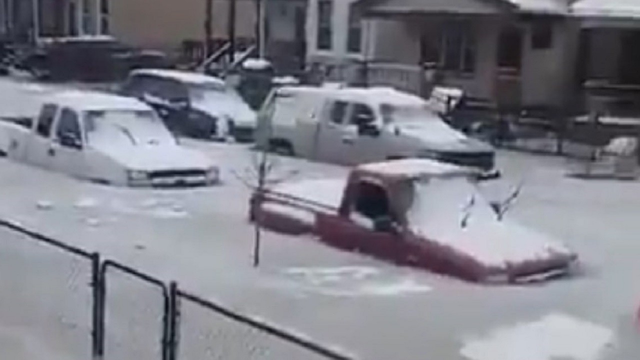 Sokaklar buzlu su altında kaldı! Su borusu patladı olanlar oldu