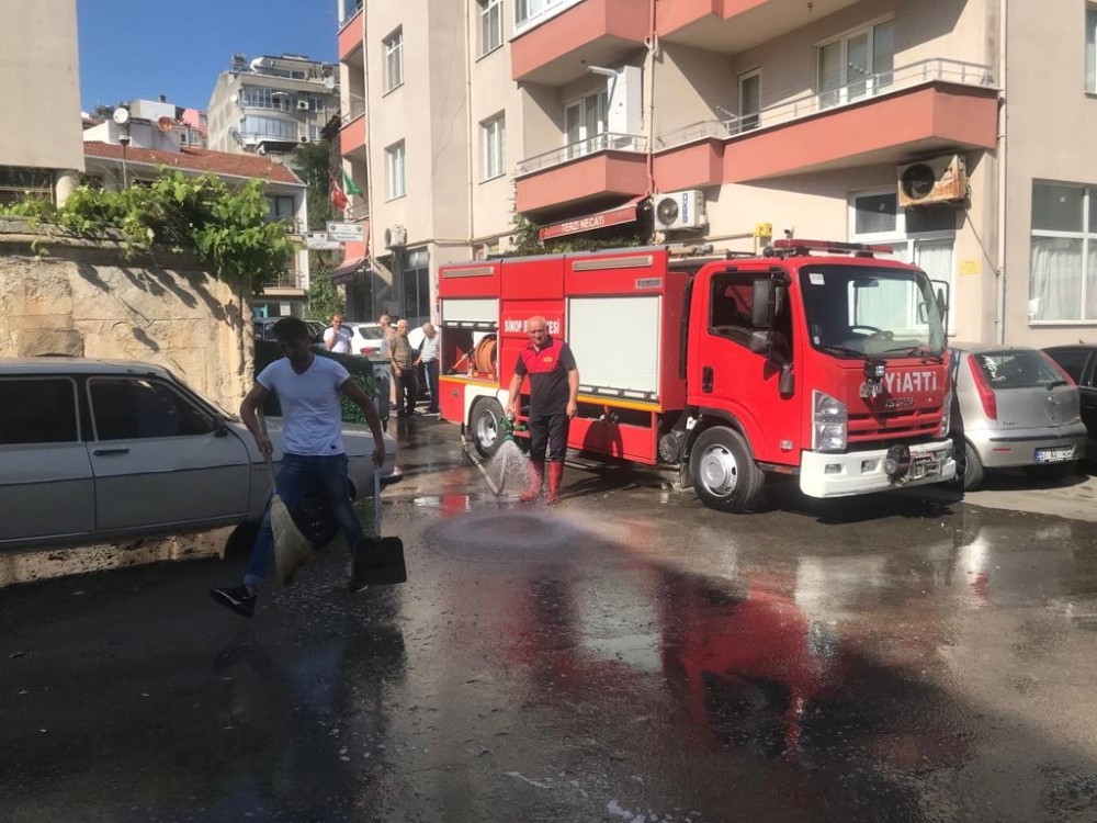 Sokaklar deterjanlı su ile yıkandı 