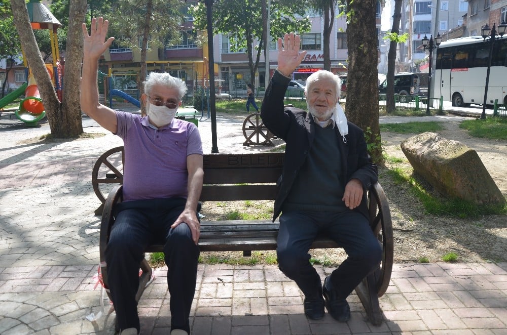 Sokaklar ihtiyar delikanlıların oldu 