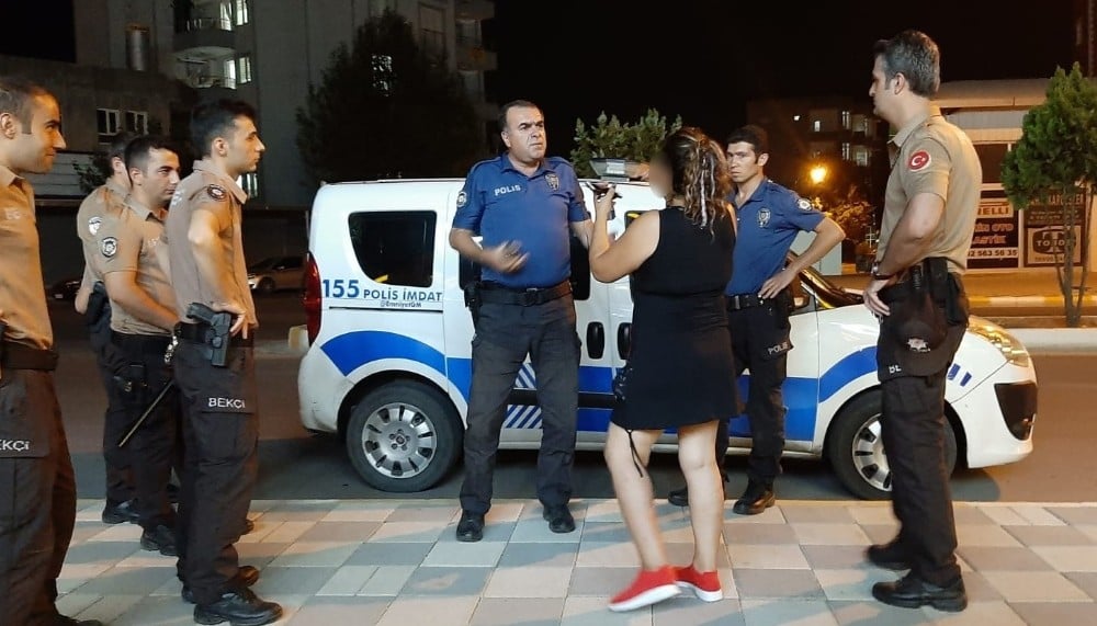 Sokaklarda bağırıp araçların önüne atlayan alkollü kadın gözaltında 