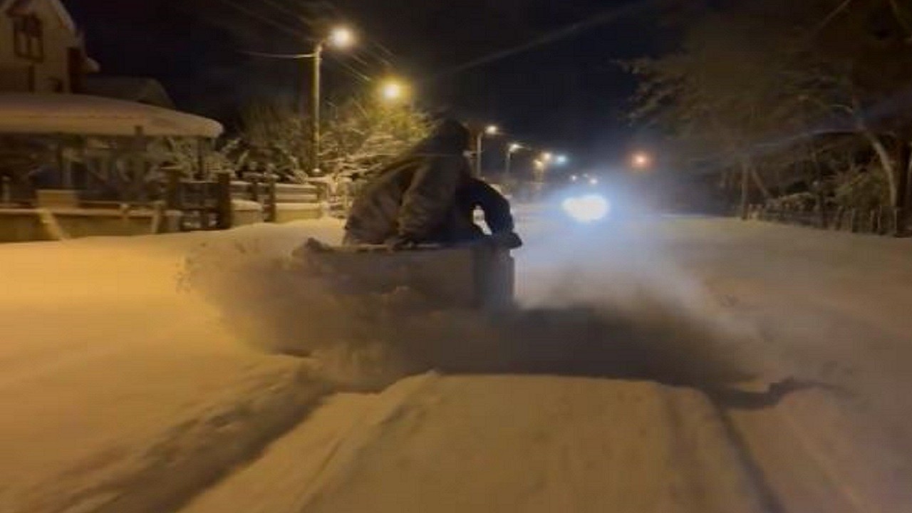 Sokaklarda kış rüzgarı! Daha önce böyle kızak gördünüz mü?