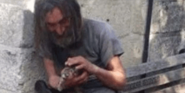 Sokaklarda perişan haldeydi! Camiye gitti hayatı değişti