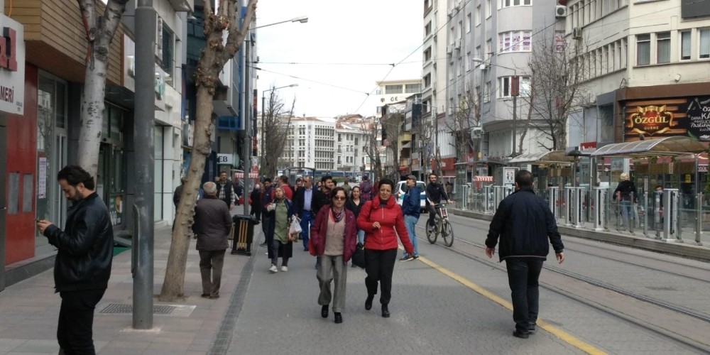 Sokaklardaki ani kalabalıklaşmaya dikkat 
