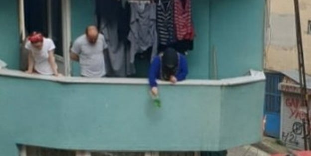 Sokakları dezenfekte eden belediye çalışanına balkondan böyle yardım etti