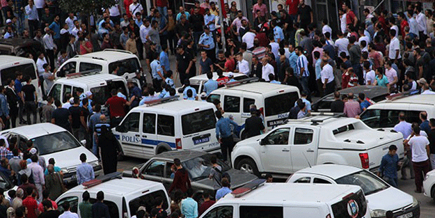 Sokakta 100 kişi bir birine girdi!