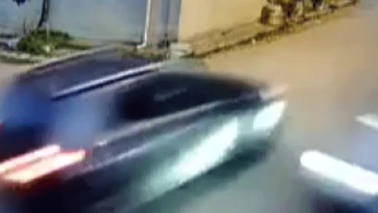 Sokakta akılalmaz kaza: Takla atmaktan böyle kurtuldu!