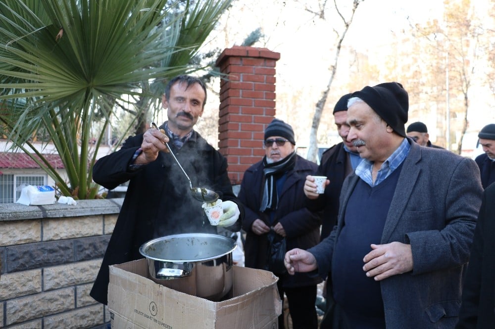 Sokakta bardak bardak tirşik çorbası içiyorlar 
