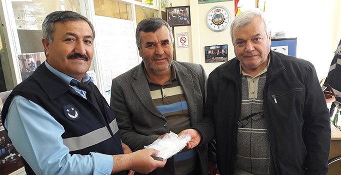 Sokakta bulduğu 10 bin lirayı zabıta ekiplerine teslim etti