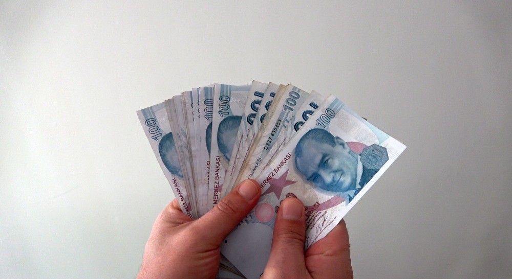 Sokakta bulduğu yüklü miktardaki paranın sahibini arıyor 