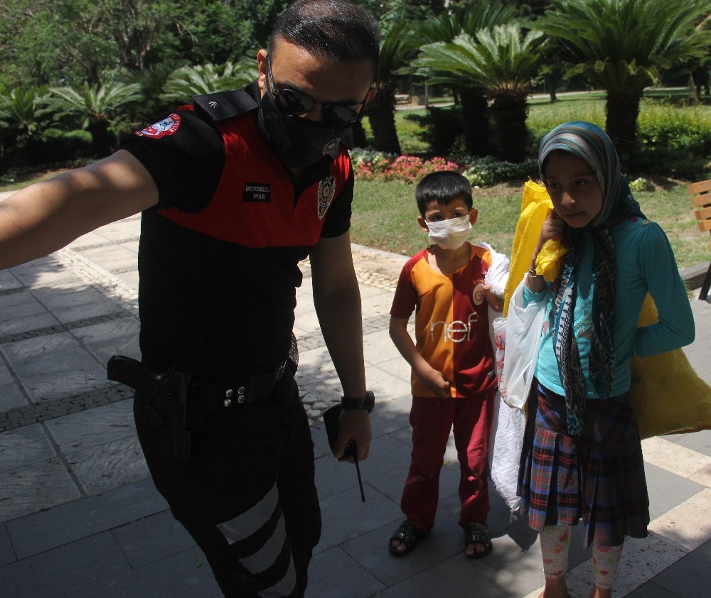 Sokakta çalışan çocuklar polisi görünce kaçtı 