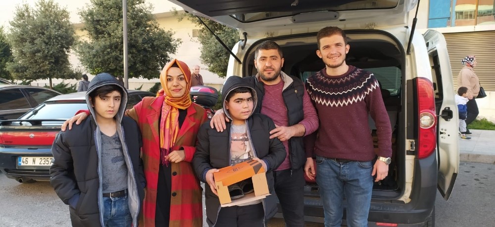Sokakta çalışan çocuklara bot ve mont yardımı 