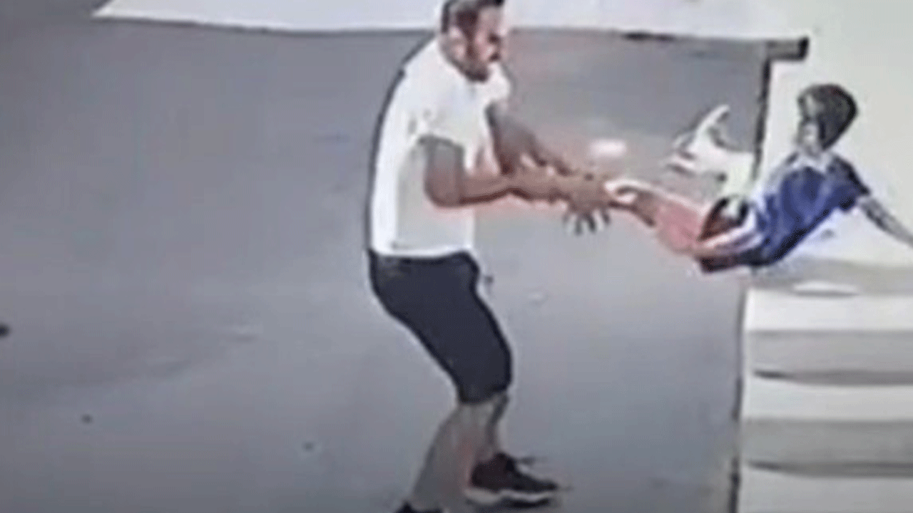 Sokakta çocuğu tavuk gibi fırlatan adama tutuklandı!