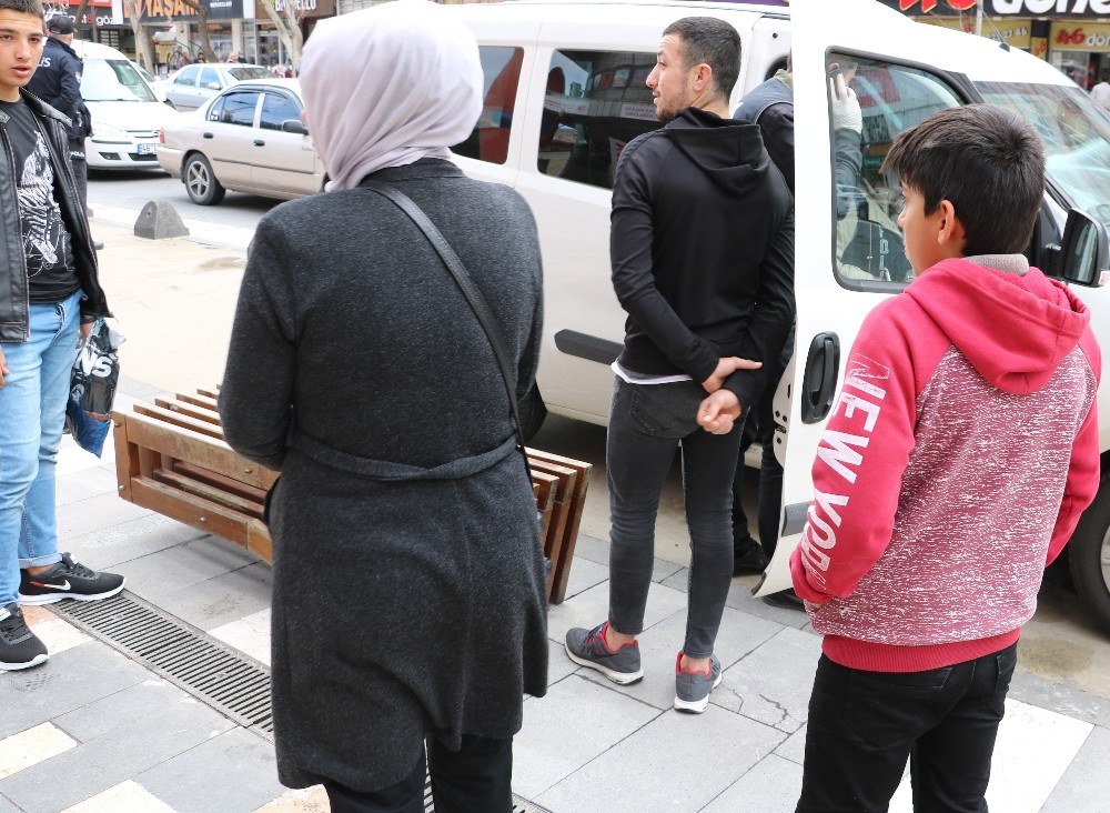 Sokakta çocuklu, trafikte kalabalık gezenlere ceza 