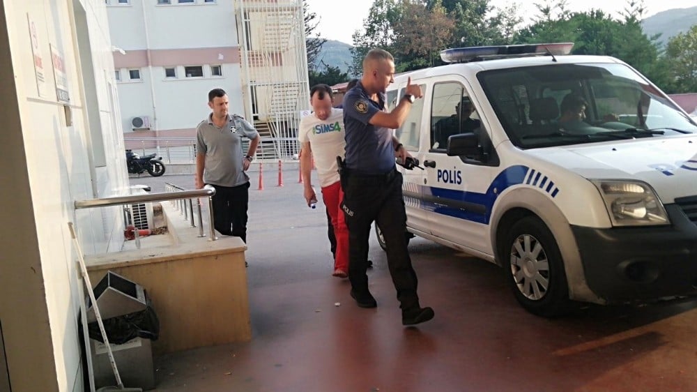 Sokakta iç çamaşırıyla dolaşarak vatandaşı kışkırtan şahsı linç edilmekten polis kurtardı 