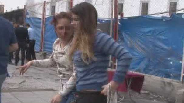 Sokakta iki kadını döverek tanınmaz hale getirdi