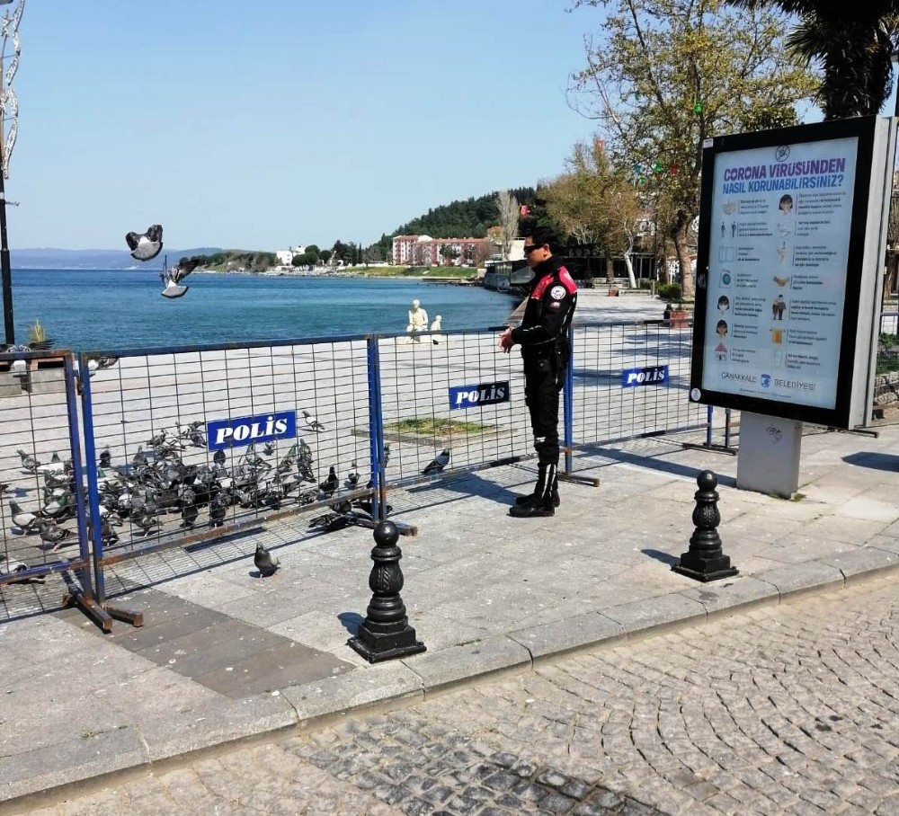 Sokakta insan olmayınca polis, güvercinleri besledi 