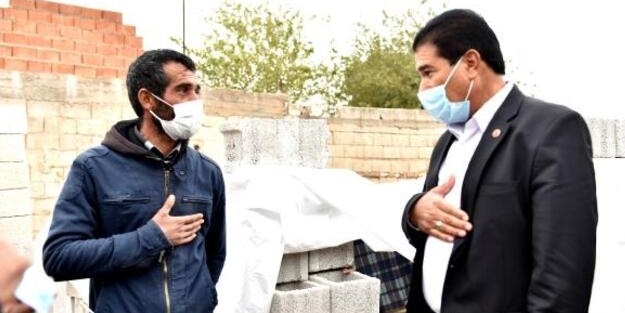 Sokakta kalan aileye belediye başkanı sahip çıktı