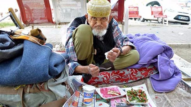 Sokakta kalan yaşlı adamın hesabından servet çıktı