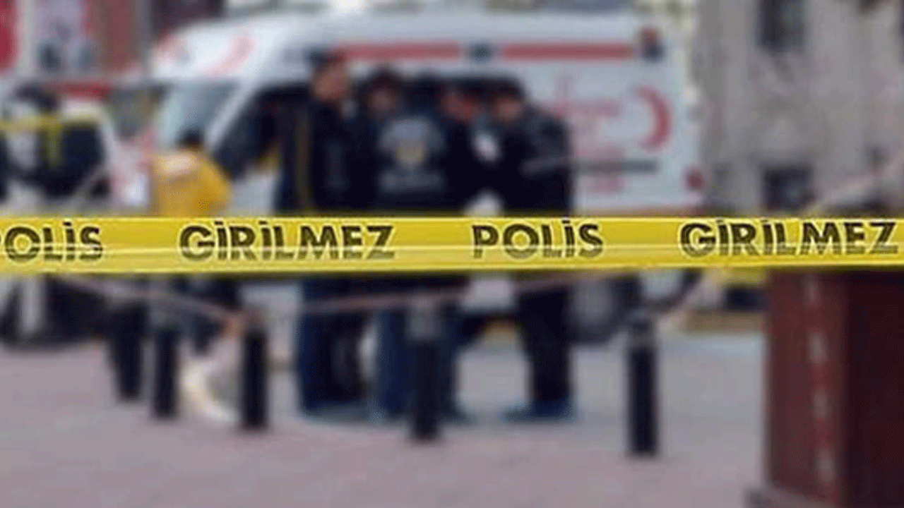 Sokakta otururken önünde kavga eden kadın ve erkekleri ayırdı, bıçaklandı!