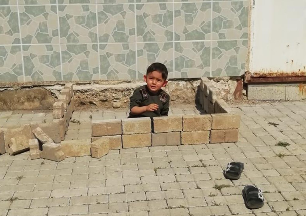 Sokakta oynarken polisleri görünce korkan çocuk, yaptığı eve böyle saklandı 