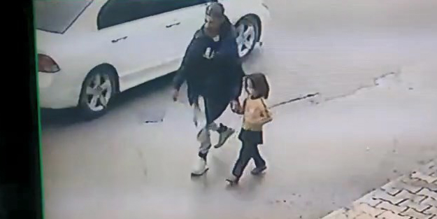 Sokakta oynayan 4 yaşındaki çocuk güpegündüz kaçırıldı! O anlar kameraya anbean böyle yansıdı