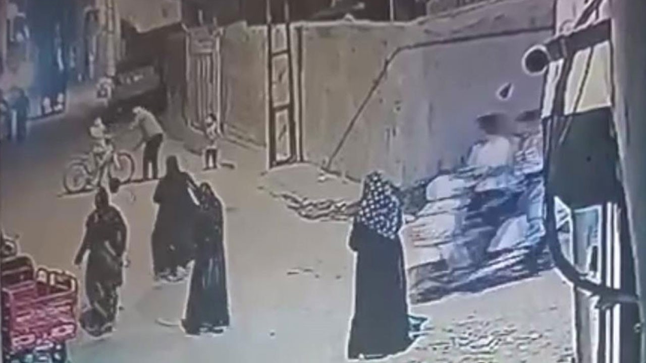 Sokakta oyun oynayan çocukları sopayla dövdü! Bakın sebebi ne