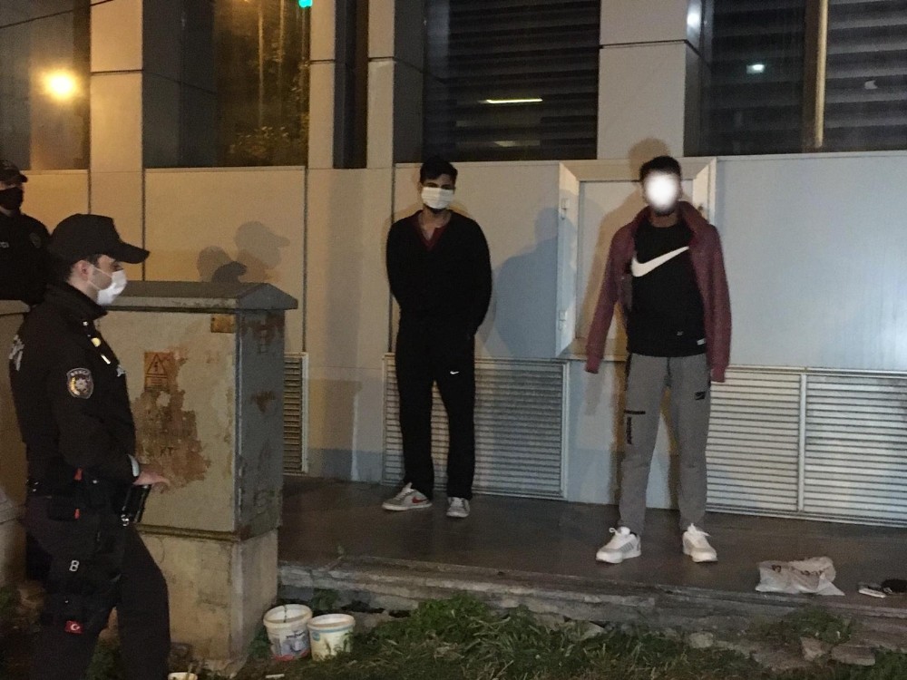 Sokakta tartıştığı arkadaşını bacağından tabanca ile vurup kaçtı 