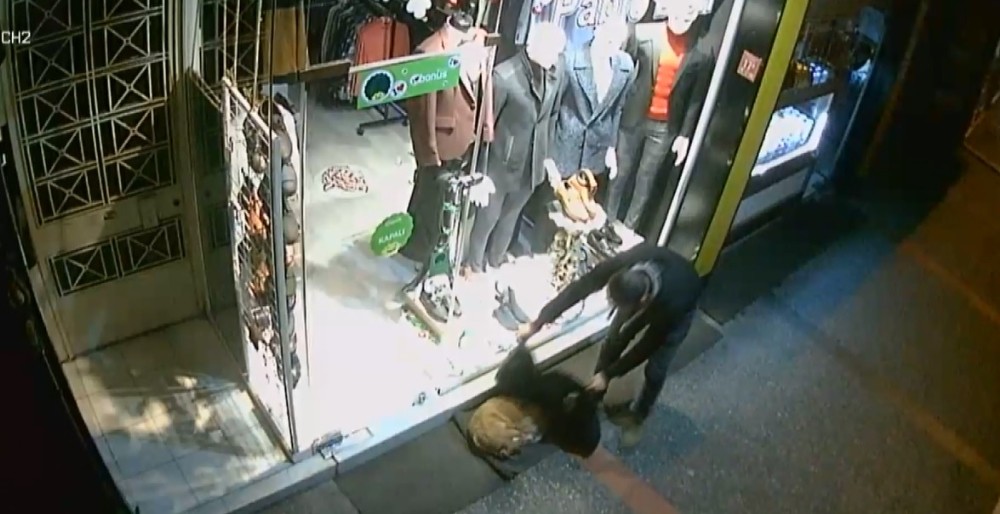 Sokakta üşüyen köpeğe montunu örttü 