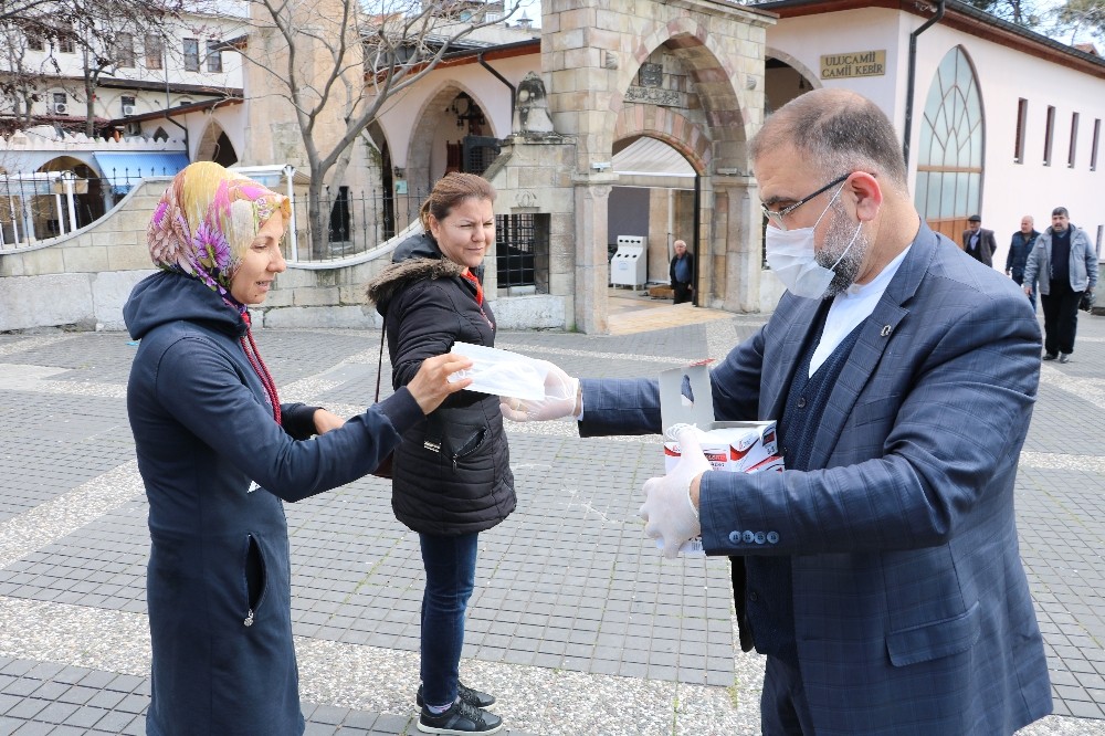Sokakta vatandaşlara 5 bin adet bedava maske dağıttı 