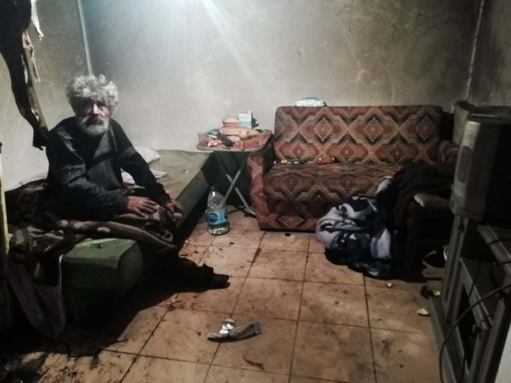 Sokakta yaşam savaşı veren yaşlı adama muhtarlar sahip çıktı 
