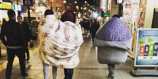 Sokakta yorganla dolaşan gençlere başkandan çay daveti