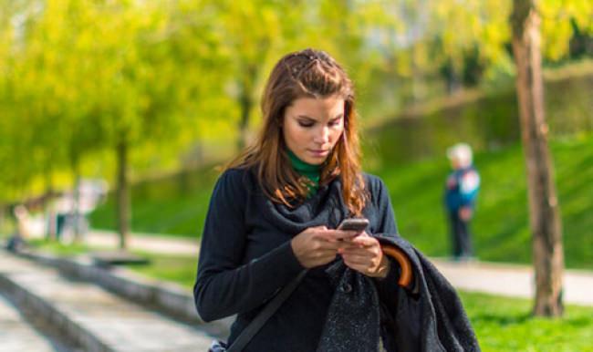 Sokakta yürürken mesajlaşmaya yasak geliyor