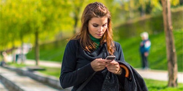 Sokakta yürürken mesajlaşmaya yasak geliyor