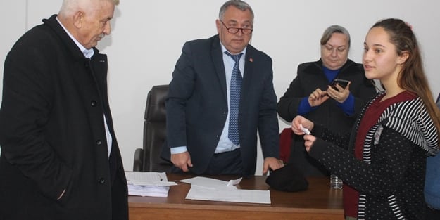 Yoldan geçen kız CHP'lilere yakalandı