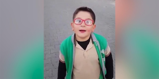 Sokaktan geçenlere çağla satmaya çalışan aşırı tatlı çocuk