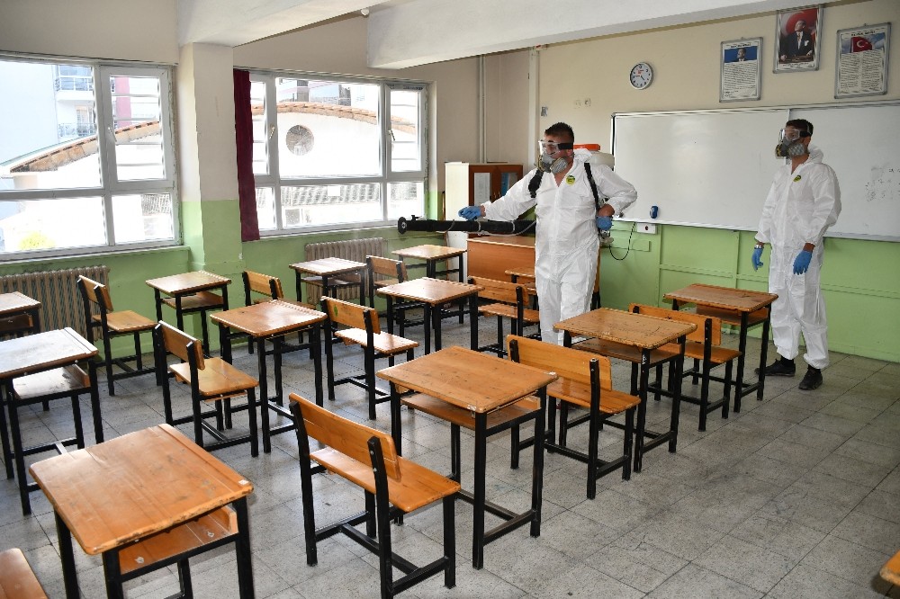 Söke Belediyesi sınavlar öncesi okullarda dezenfektasyon çalışması yaptı 