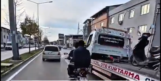 Şoke eden anlar! Bağlattığı motosikletini silah zoruyla geri aldı O anları videoya çekti