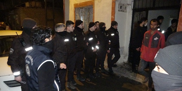 Şoke eden görüntü! Bir evde tam 35 düzensiz göçmen yakalandı