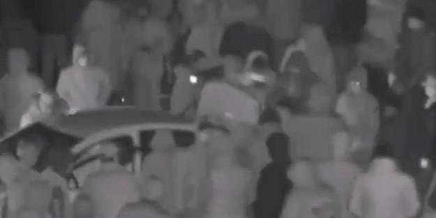 Kazakistan'da şoke eden görüntü! Plakasız araçtan silahların dağıtıldığı eylemciler çatışma bölgelerine gönderiliyor