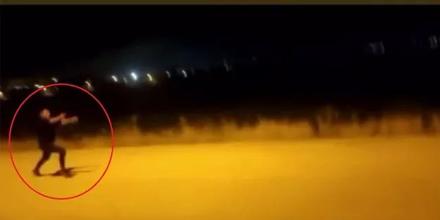 Şoke eden görüntüler: Sokak ortasında birbirlerine ateş ederek eğlendiler!