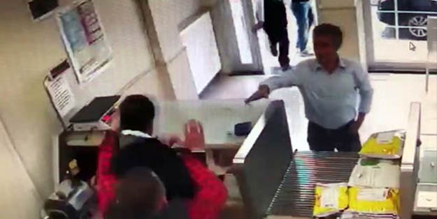 Şoke eden olay! Memura yavaş hareket ediyorsun deyip tekme tokat saldırdılar