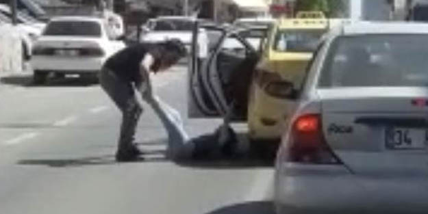 Şoke eden olay! Taksi şoförü yolcu kadını ayaklarından tutup taksiden attı!