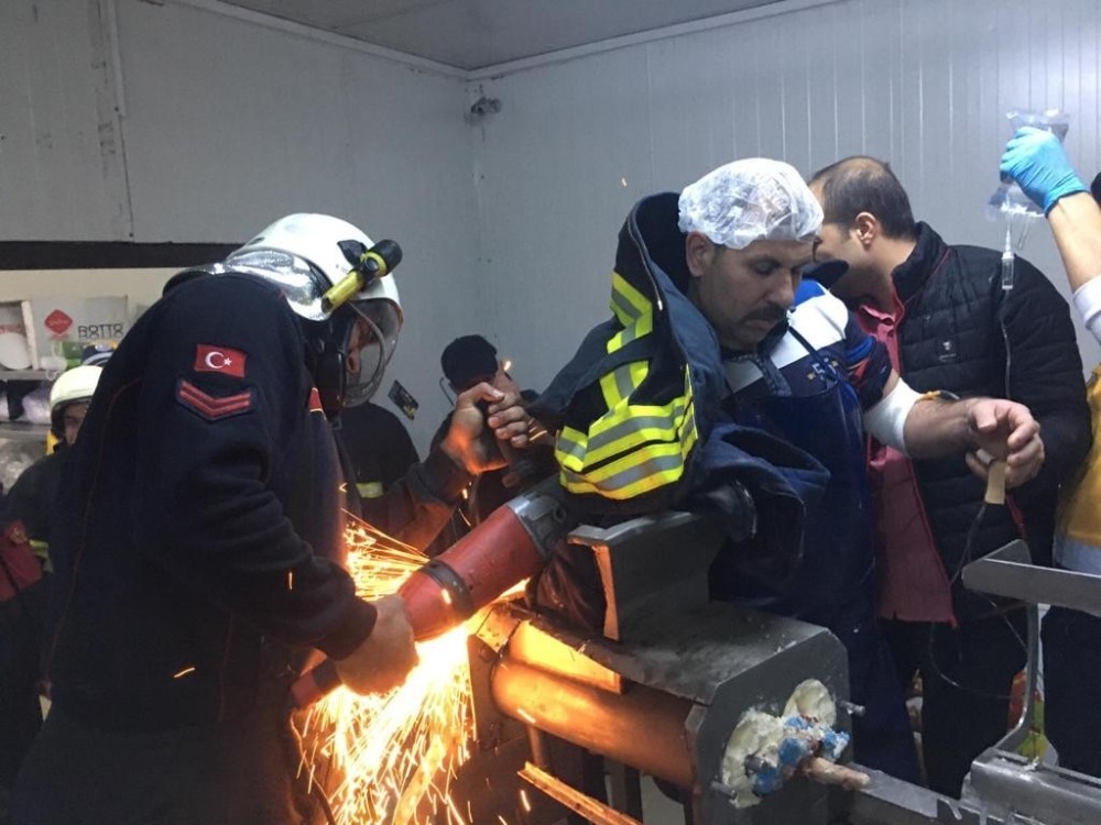 Söke’de kolunu makineye kaptıran işçiyi itfaiye kurtardı 