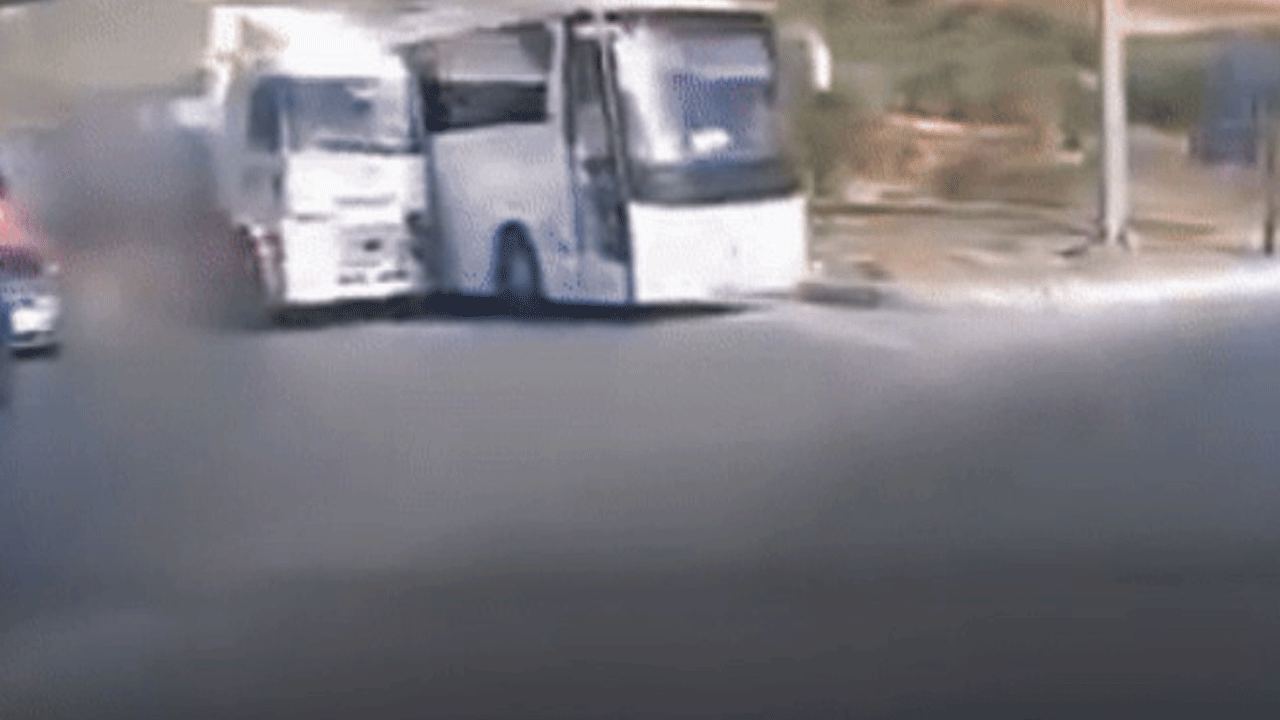 Söke'de korku dolu anlar: Freni tutmayan tır otobüse çarptı!