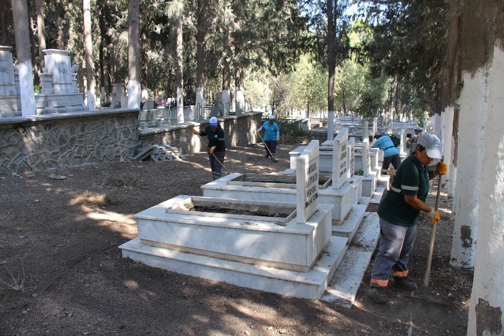 Söke’de mezarlıklarda bayram temizliği 