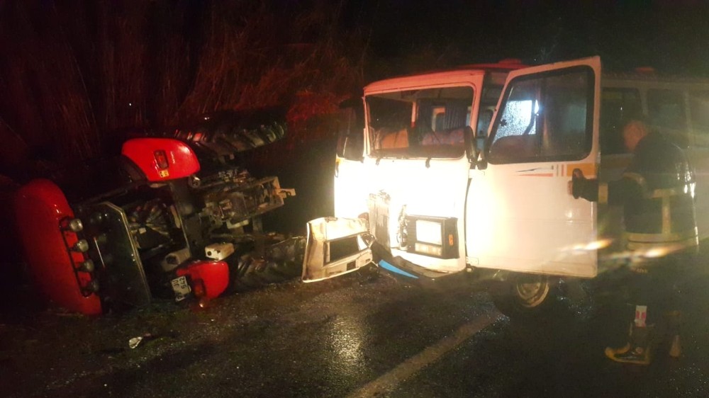 Söke’de minibüs ve traktör çarpıştı: 2 yaralı 