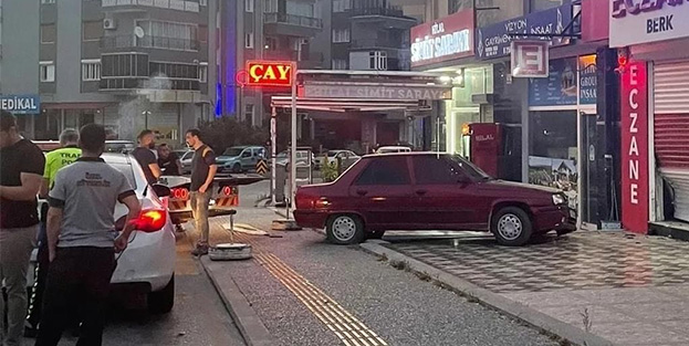 Söke'de otomobil eczaneye girdi!