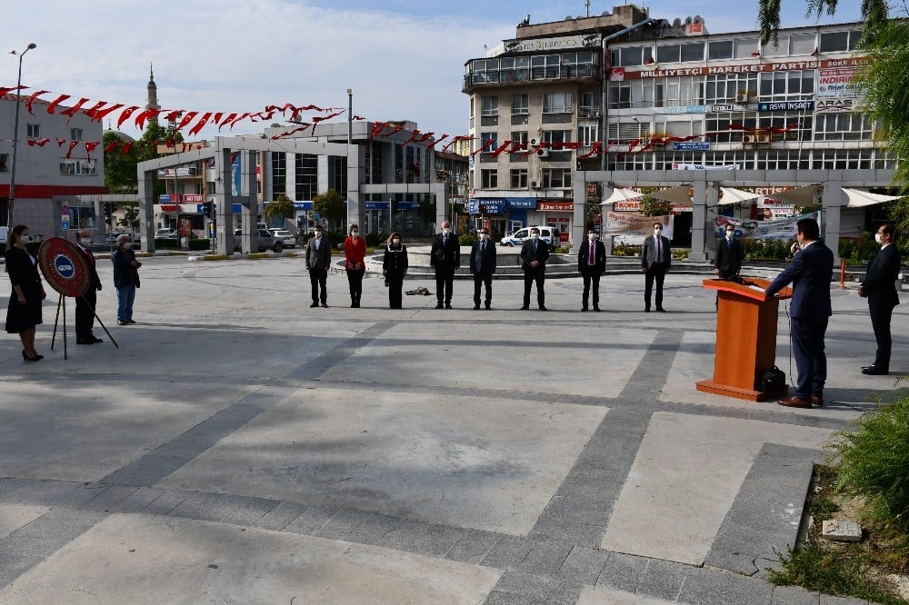 Söke’de Ulusal Egemenlik ve Çocuk Bayramı çelenk sunumu ile başladı 
