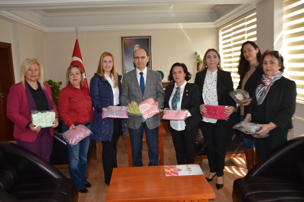 Sökeli Kadınlardan Çocuklar Üşümesin Diye Anne Eli 