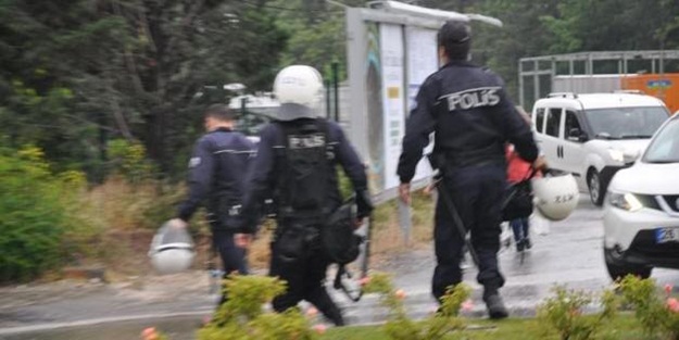 Sol görüşlü öğrenciler AK Partililere saldırdı